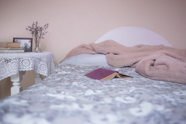 deka a kniha na posteli