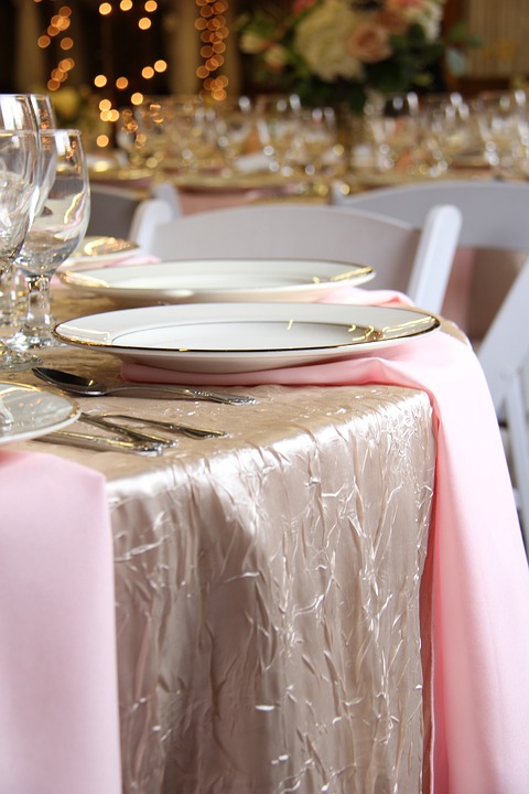Svatební stolování v barevném sladění zlaté a růžové.