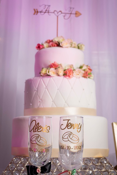 Svatební dort, který doplňuje zápich z iniciálu novomanželů